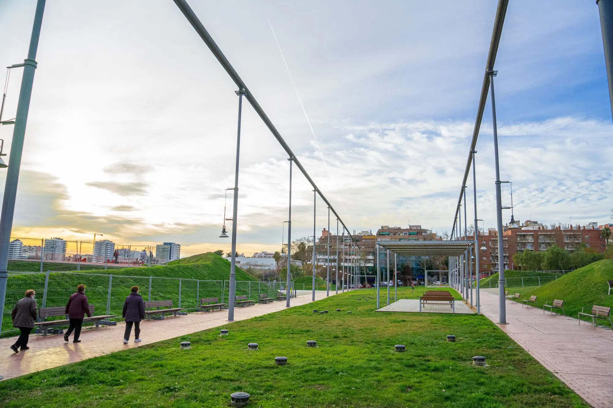 Persones passejant pels jardins del parc de la Solidaritat