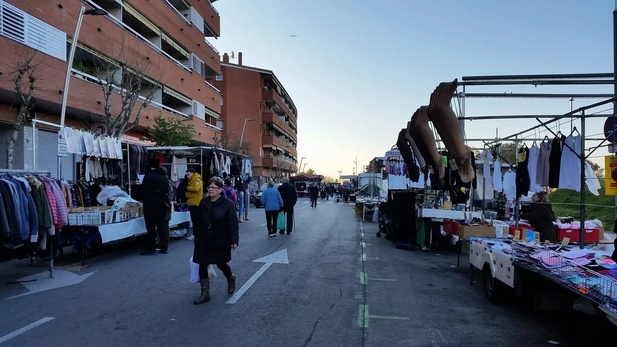 Vista del Mercat No Sedentari de Can Vidalet amb disposició de diverses parades