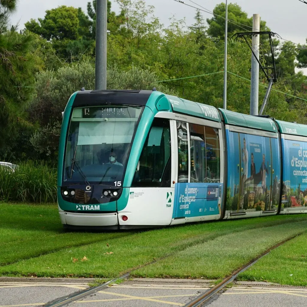 Tram que circula pel Pont d'Esplugues