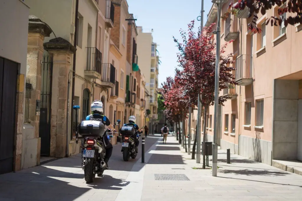 Dues motos de la Policia Local baixen pel carrer de l'Església