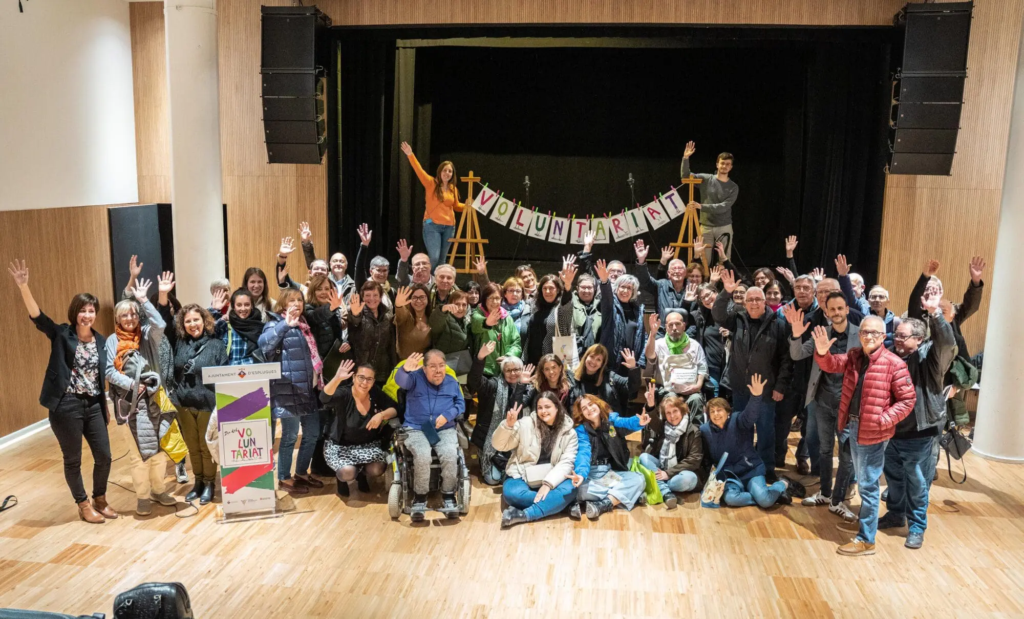 Grup de persones que enlairen les mans en una trobada d'entitats al Casal de Cultura Robert Brillas