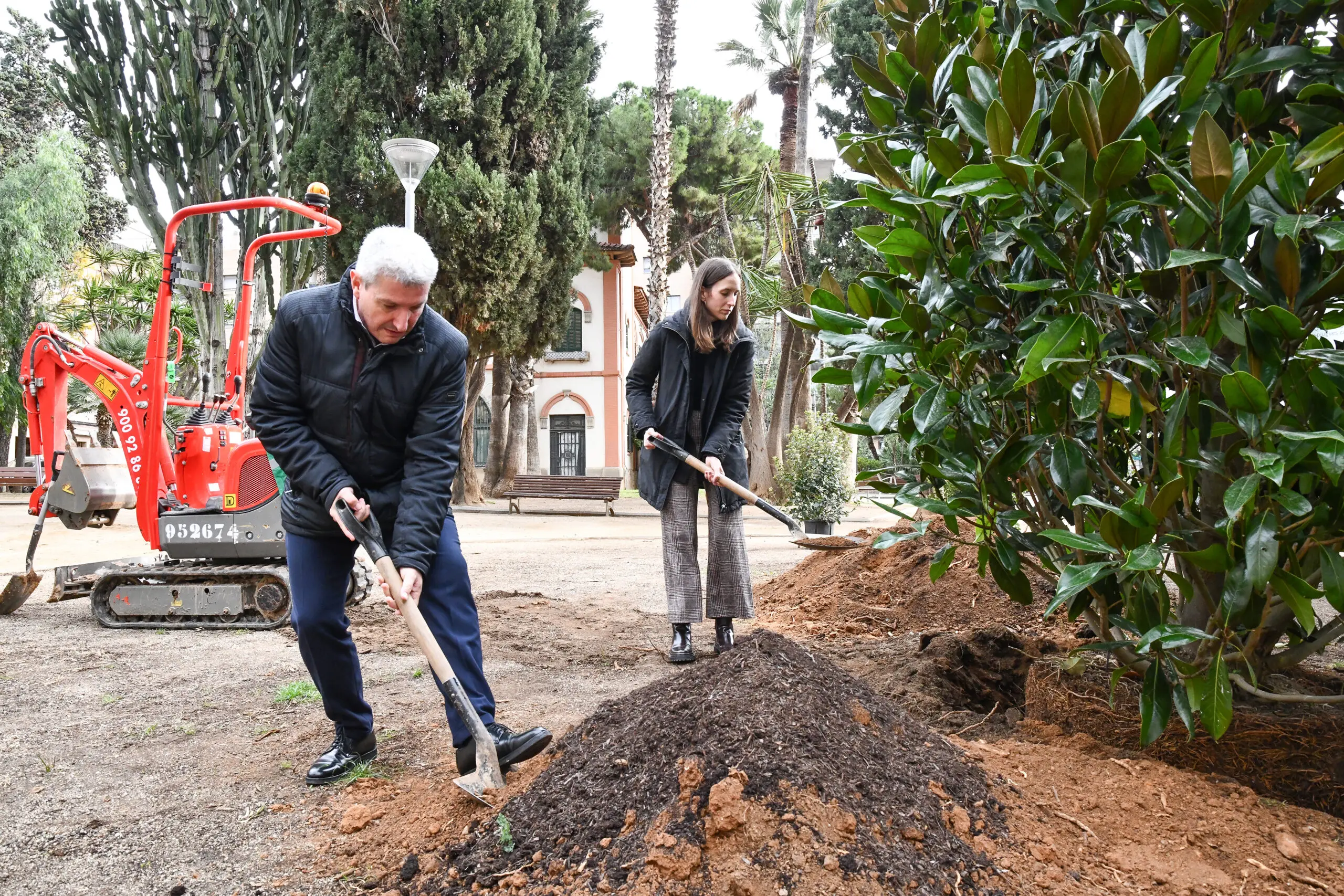 Plantació arbres jardins Pons i Termes