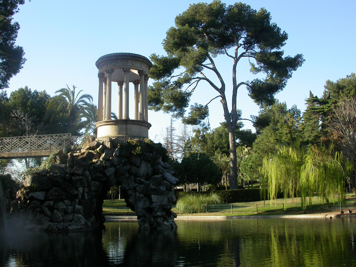 Parc de Can Vidalet amb el llac i la popular torre del parc