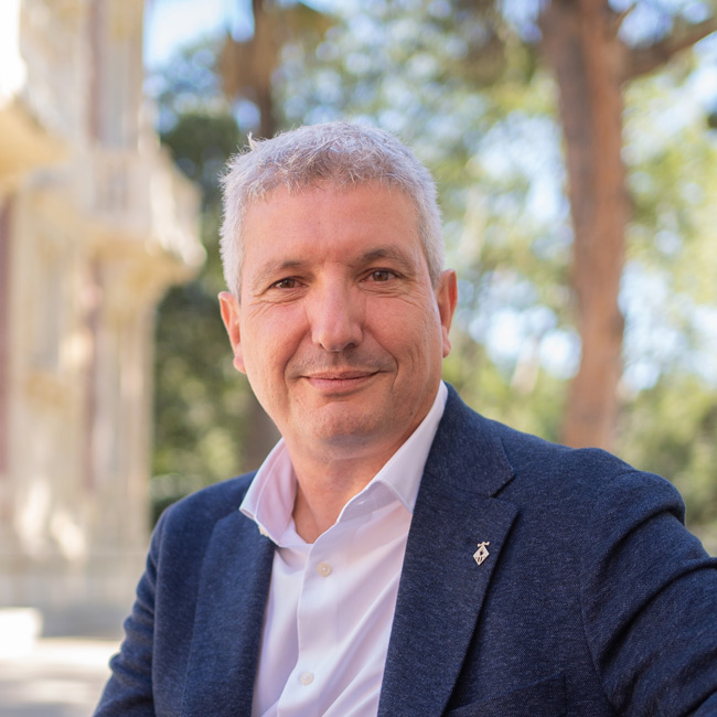 El alcalde Eduard Sanz se encuentra sentado en un banco frente al Museo de Can Tinturer de Esplugues