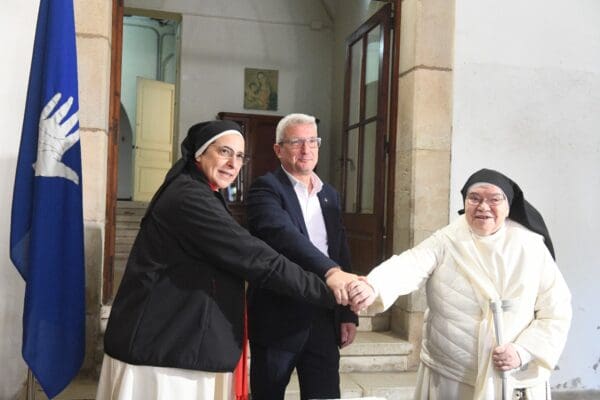 L'alcalde Eduard Sanz i representants en acord adquisició Monestir Sta Maria Montsió