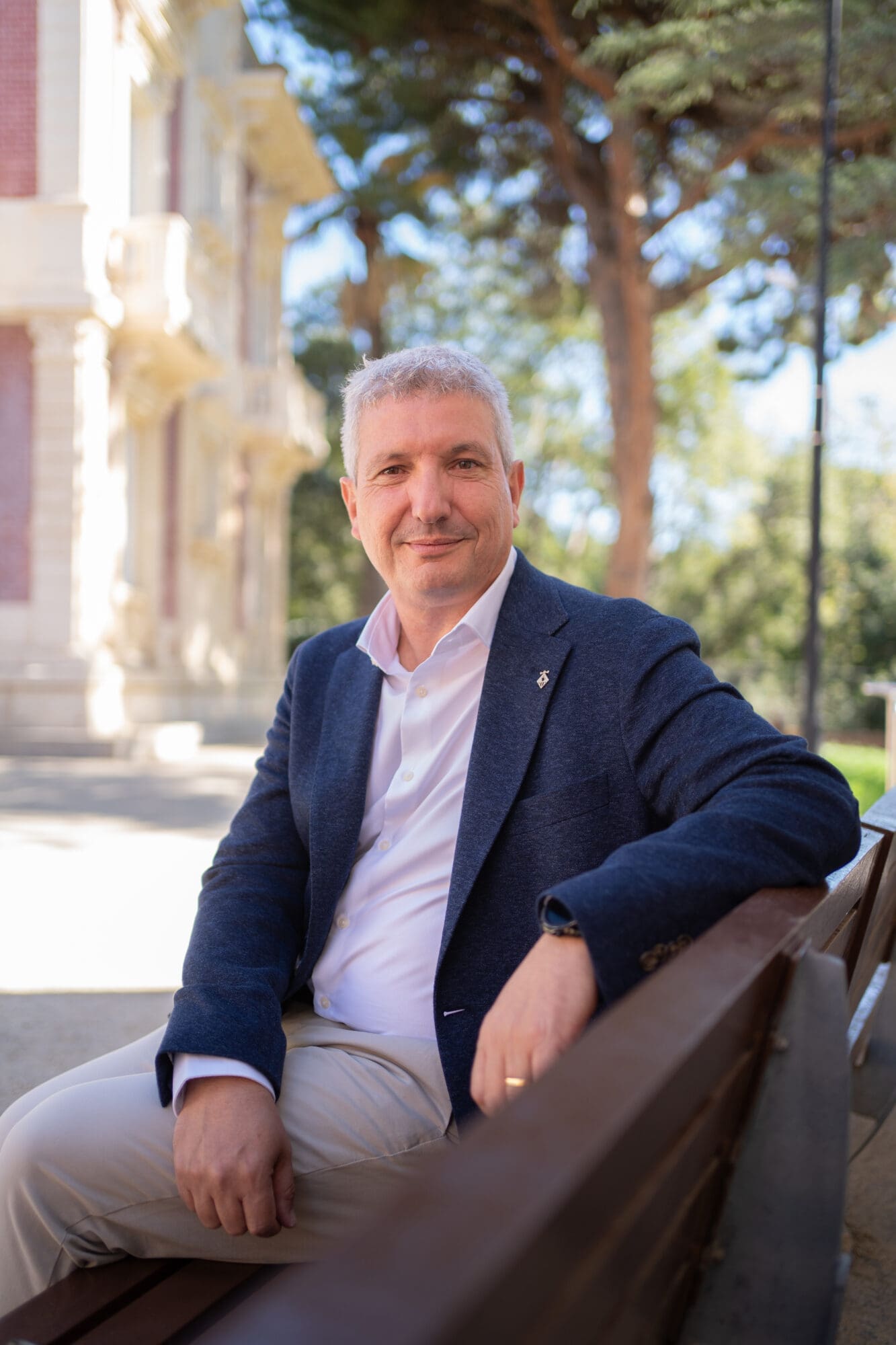 L'alcalde Eduard Sanz està assegut davant el Museu de Can Tinturer