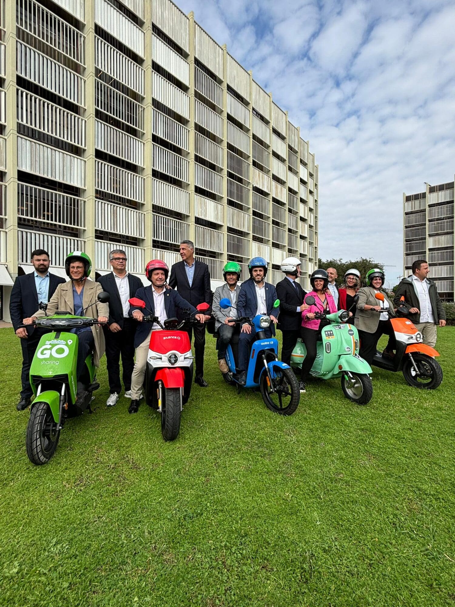 Presentació motos elèctriques compartides AMB