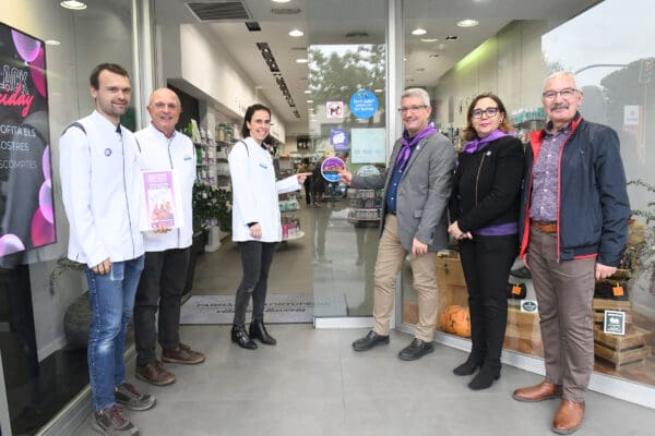 L'alcalde visita la farmàcia Vilamala i inaugura xarxa espais segurs es mostra amb regidora Montse Zamora i regidor Manel Pozo i personal de la farmàcia