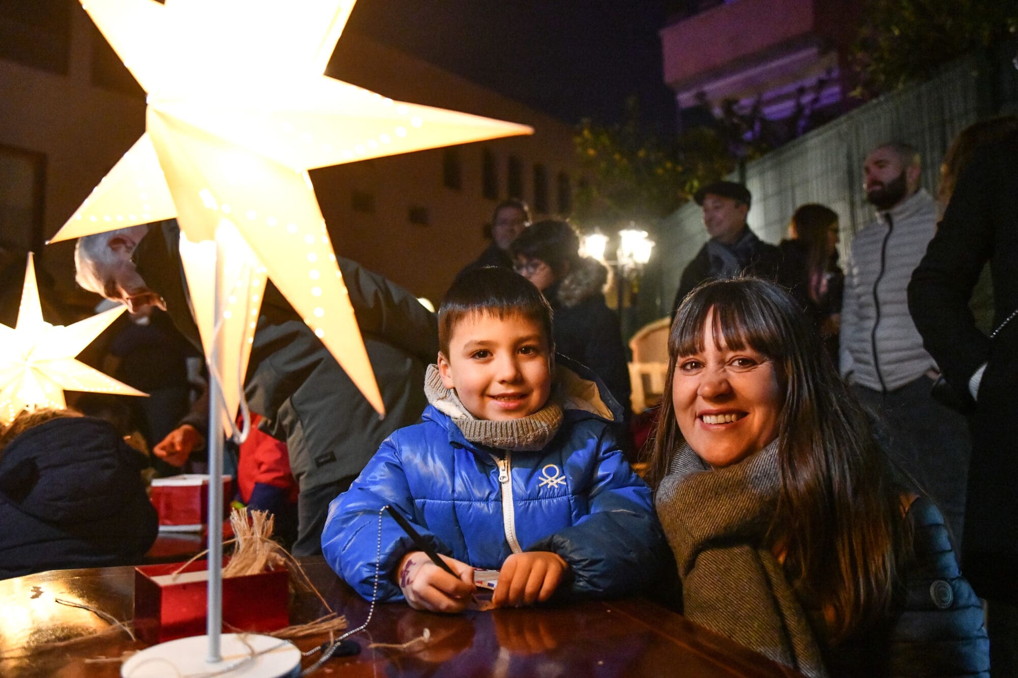 Una familia, una madre y un niño, sonríen en el Campamento Mágico  