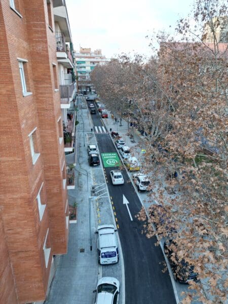 Vista aèria de l'obertura del carrer Severo Ochoa, després de la reforma. Es veuen les voreres ampliades i cotxes circulant sobre la via pacificada.